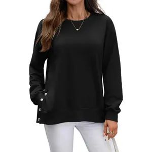 Schwarzes Damen-Sweatshirt mit Rundhalsausschnitt und seitlichen silbernen Knöpfen