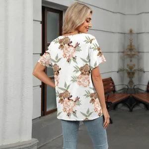 Vista trasera de una cómoda camiseta de verano holgada con estampado floral para mujer.