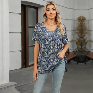 Detalle de una camiseta casual con cuello en V, estampado floral y cómodas mangas cortas