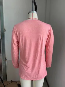 Gedetailleerd achteraanzicht van een casual roze gemêleerd T-shirt met lange mouwen op een mannequin.