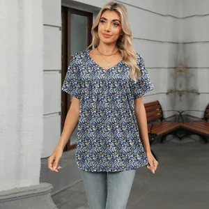 Modelo con blusa veraniega de cuello en V estampado floral y manga corta plisada
