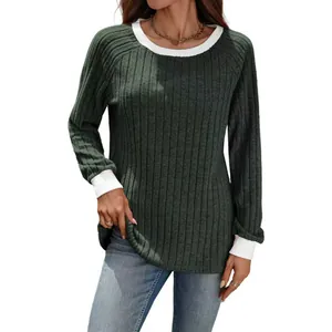 Maglione in maglia a coste verde scuro con colletto e polsini a contrasto bianchi per donna