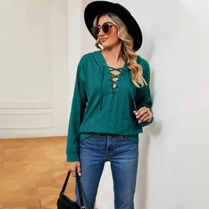 Vista detallada de una elegante sudadera con capucha verde azulada para mujer con cordones