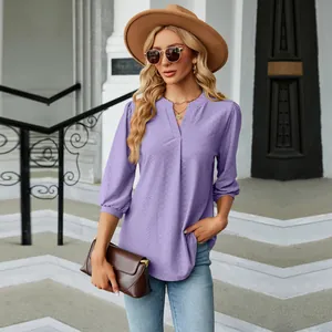 Detalle de camiseta morada de jacquard con cuello en V y manga 3/4