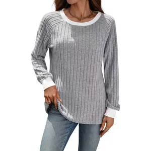 Maglione in maglia a coste grigio da donna con girocollo e polsini bianchi a contrasto