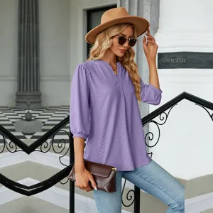 Detalle de la blusa jacquard morada con cuello en V y mangas 3/4 para mujeres