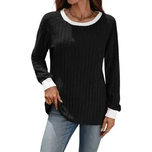 Elegante maglietta da donna a maniche lunghe in maglia a coste nera con girocollo a contrasto