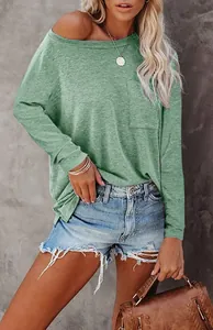Detailweergave van een saliegroen T-shirt met lange mouwen en zak voor dames