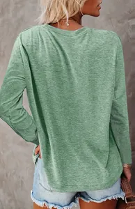 Achteraanzicht van casual groen T-shirt met lange mouwen, ronde zoom en zijsplit detail