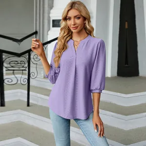 Blusa lavanda con cuello en V, textura de jacquard y mangas tres cuartos, ajuste relajado
