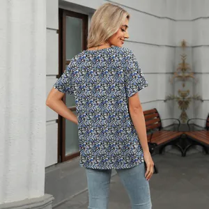 Vista trasera de una camiseta de mujer con cuello en V, estampado floral y corte holgado