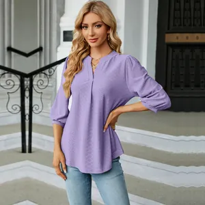 Elegante blusa de jacquard morada con cuello en V y mangas 3/4 en modelo al aire libre