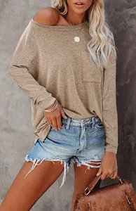 Detailopname van een dames shirt met lange mouwen in lichtbruin, losse pasvorm met borstzakje.