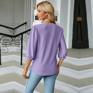 Vista trasera detallada de una camiseta holgada violeta con cuello en V y manga 3/4 para mujer