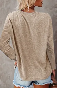 Gedetailleerd achteraanzicht van een comfortabel loszittend kaki T-shirt met lange mouwen voor dames