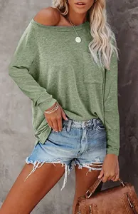 Olijfgroen ruimvallend T-shirt met lange mouwen, zakje en een wijde boothalslijn voor dames