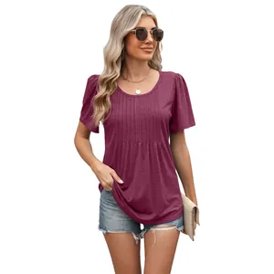 Elegante T-shirt da donna a girocollo con pieghe, vestibilità comoda, viola, su modella