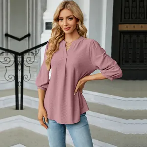 Elegante blusa para mujer malva con cuello en V, textura jacquard y mangas 3/4