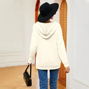 Vista trasera de una elegante sudadera con capucha blanca texturizada para mujer.