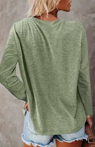 Gedetailleerd achteraanzicht van een casual saliegroen T-shirt met lange mouwen