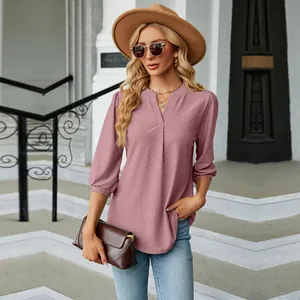 Elegante blusa de jacquard para mujer con cuello en V, mangas 3/4 y un ajuste holgado.