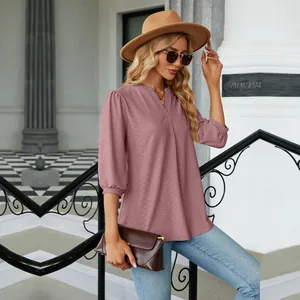 Detalle de camiseta jacquard rosa con cuello en V y manga 3/4 para moda femenina
