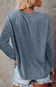 Gedetailleerd achteraanzicht van een blauwgrijs casual loszittend shirt met mouwen.