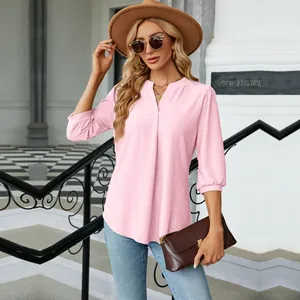 Elegante blusa de jacquard rosa con cuello en V, mangas 3/4 y un ajuste holgado casual