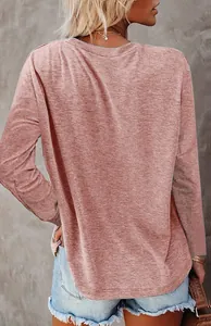 Gedetailleerd achteraanzicht van een casual loszittend roze dames t-shirt met lange mouwen