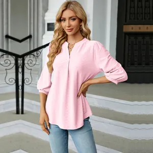 Elegante blusa rosa para mujer con cuello en V, diseño de jacquard y mangas 3/4, ajuste holgado.