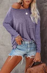 Detailweergave van dit paars T-shirt met lange mouwen, zak en gemêleerde textuur