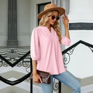 Elegante top rosa de mujer con cuello en V y motivo jacquard, ideal para un estilo de otoño