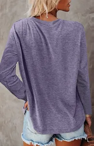 Gedetailleerd achteraanzicht van een casual paars T-shirt met lange mouwen en losse pasvorm
