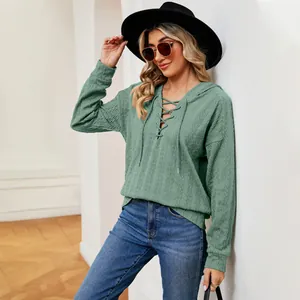 Elegante sudadera con capucha verde salvia para mujer con cuello de cordones y tela rugosa