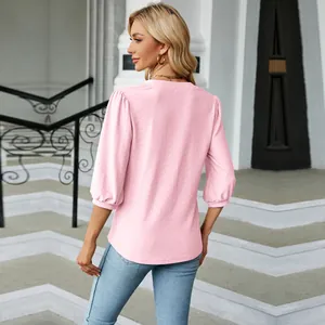 Vista trasera de top jacquard rosa con mangas 3/4 y un ajuste relajado para mujer.