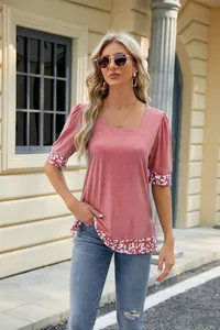 T-shirt casual con scollo quadrato, maniche a sbuffo leopardate e spacco laterale