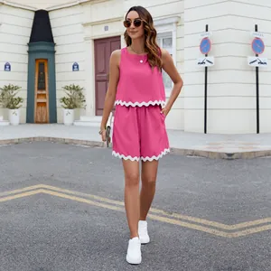 Street style φωτογραφία ροζ αμάνικου τοπ και σορτς με λευκές λεπτομέρειες