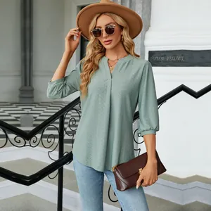 Elegante blusa jacquard verde menta con cuello en V y manga 3/4 para mujer casual.