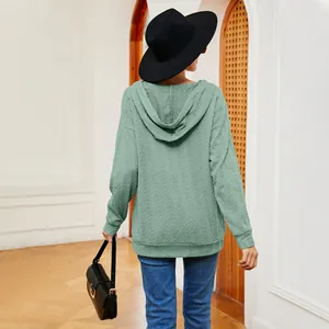 Vista trasera de una sudadera con capucha verde menta texturizada para mujer