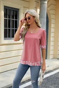 T-shirt rosa donna scollo quadrato con bordo leopardato e maniche a sbuffo vista intera