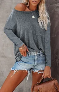 Close-up van een casual grijs shirt met lange mouwen, blote schouder en een voorzakje