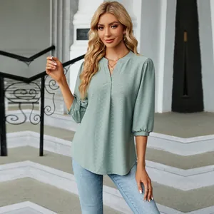 Detalle de blusa texturizada verde salvia para mujer con cuello en V y manga tres cuartos