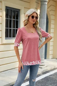 Elegante t-shirt con scollo quadrato e maniche a sbuffo con bordo leopardato e spacchi laterali