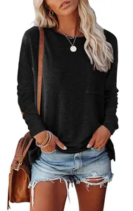 Model draagt casual zwart T-shirt met lange mouwen, zakje en zijsplit-detail