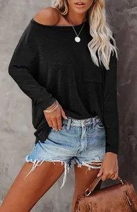Casual zwart T-shirt met lange mouwen voor dames met ronde hals en handige borstzak.