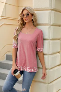 Dettaglio della maglietta rosa da donna con scollo quadrato e maniche a sbuffo stampa leopardata