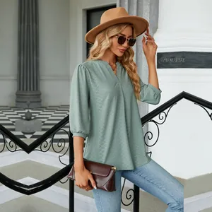 Vista detallada de un top de jacquard verde menta con cuello en V en una modelo