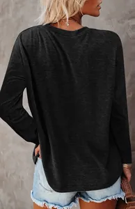 Achteraanzicht van een casual los zwart T-shirt met lange mouwen en ronde hals.