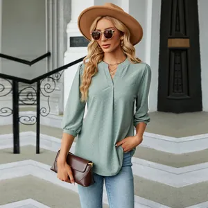 Elegante blusa verde salvia con cuello en V, textura jacquard y mangas 3/4 para mujer