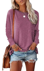 Detail van een mauve T-shirt met lange mouwen, borstzak en zijsplitjes voor dames